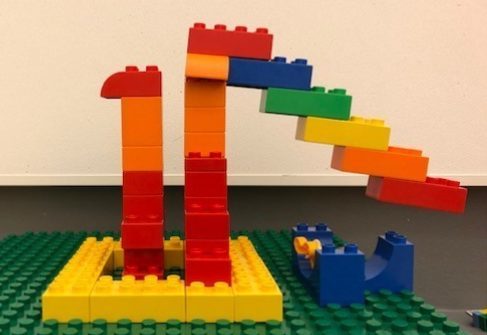 Lego byggd som två små torn utifrån en startplatta