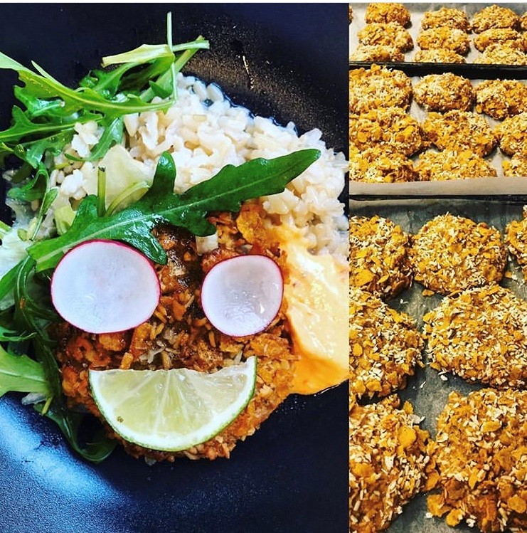 Matbild. Små vegetariska biffar där en biff har två små ögon gjorda av skurna grönsaker och en mun av en lime som är skuren som en båge samt hår av ruccola sallad och ris