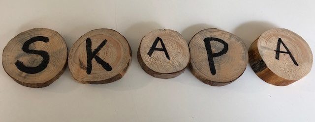 små platta runda träbitar som det står skapa på