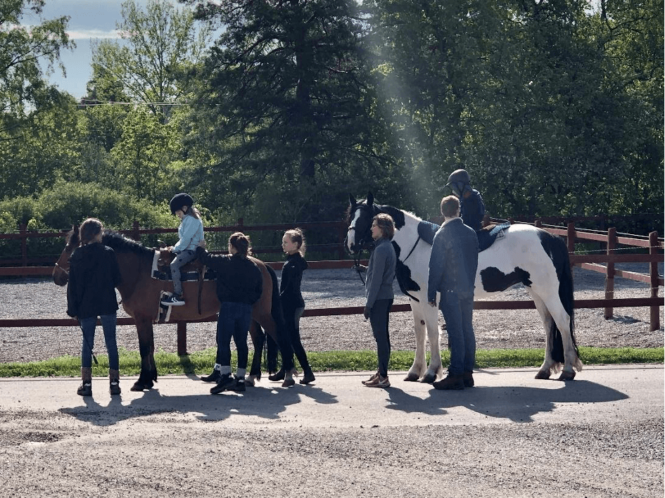 Rullens elever rider på Djursholms ridskola