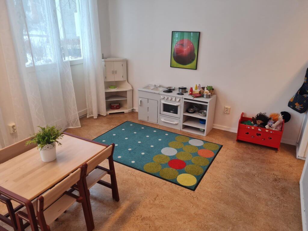 En lekmatta i lekrum på Vallare Öppna förskola