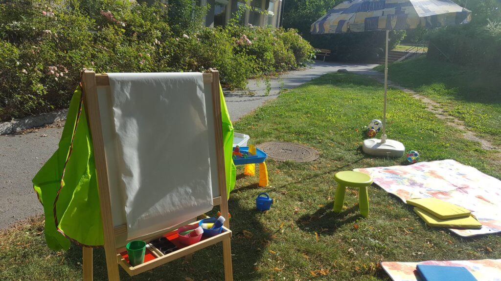 Utelek på Vallare Öppna förskola med stafli ute på gräsmatta