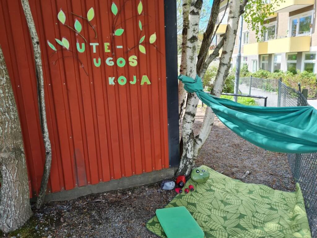 En bild på en koja med texten Ute-Ugos koja