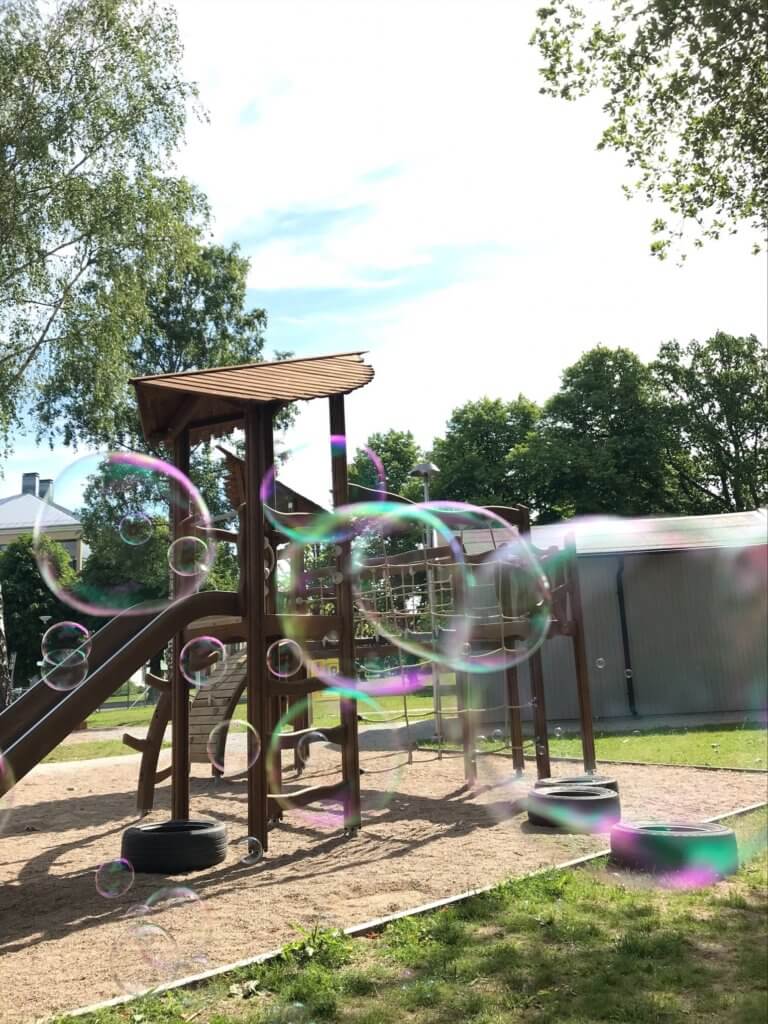 Skapande av såpbubblor ute på Västra Mark gård