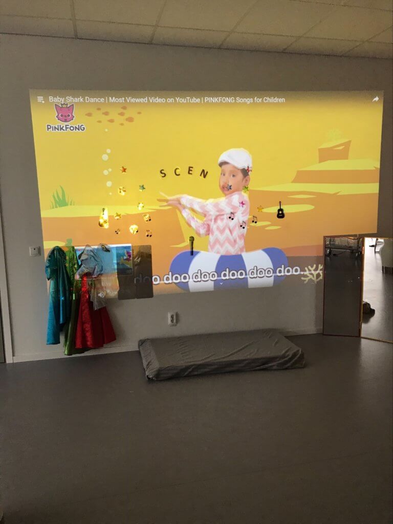 Västra Marks scen där barnen sjunger, dansar och klär ut sig