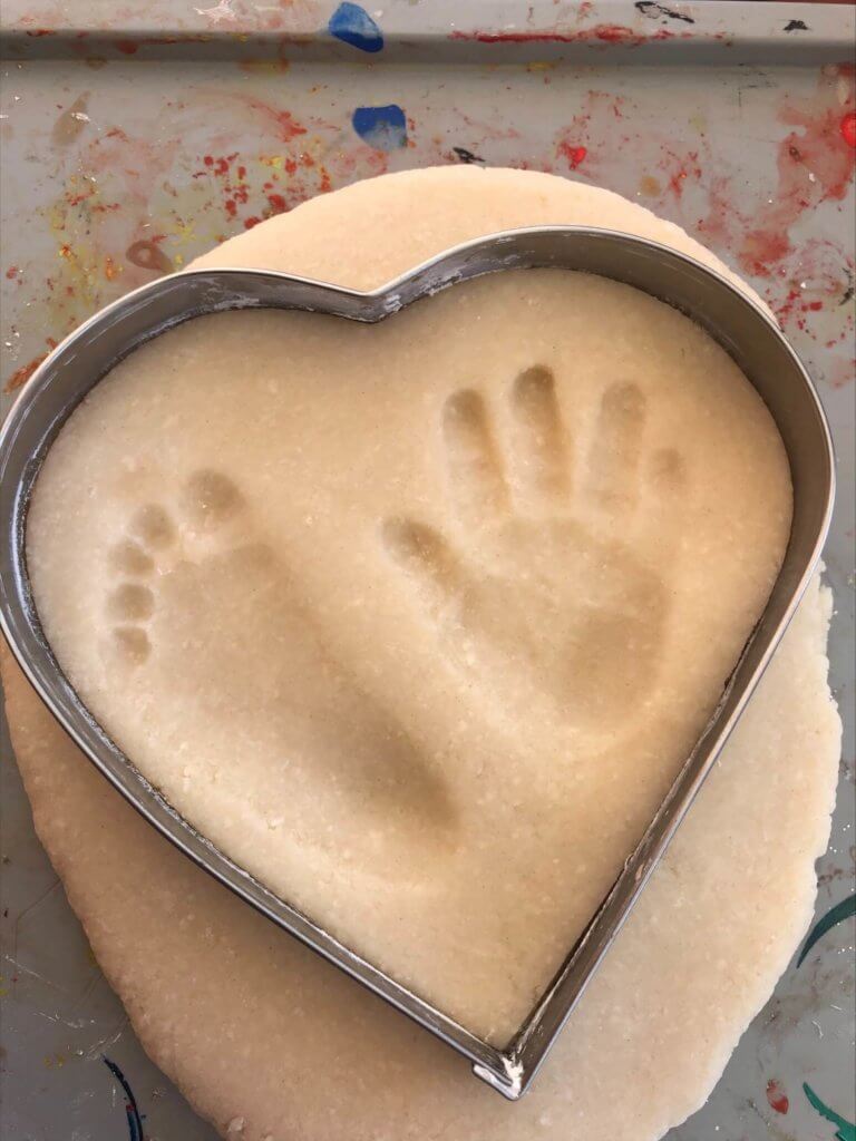 hand och fotavtryck i trolldeg