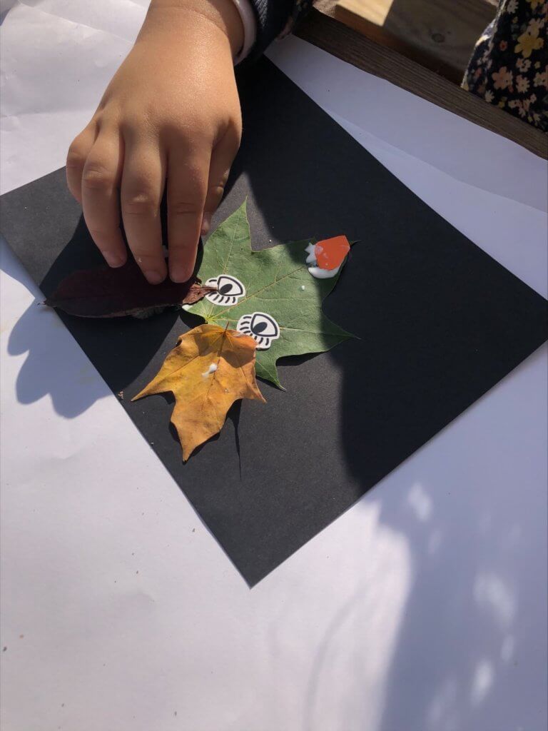 Öppet förskola har klistrat löv på ett papper