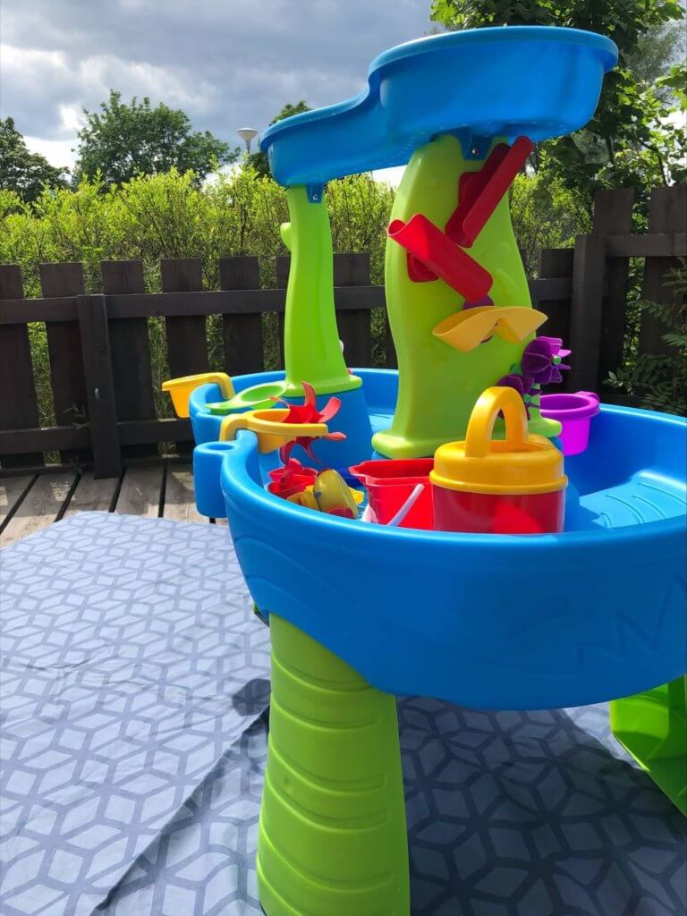 Öppen förskola har vattenlek i ett special-leksak med massor av vattenlek för barn